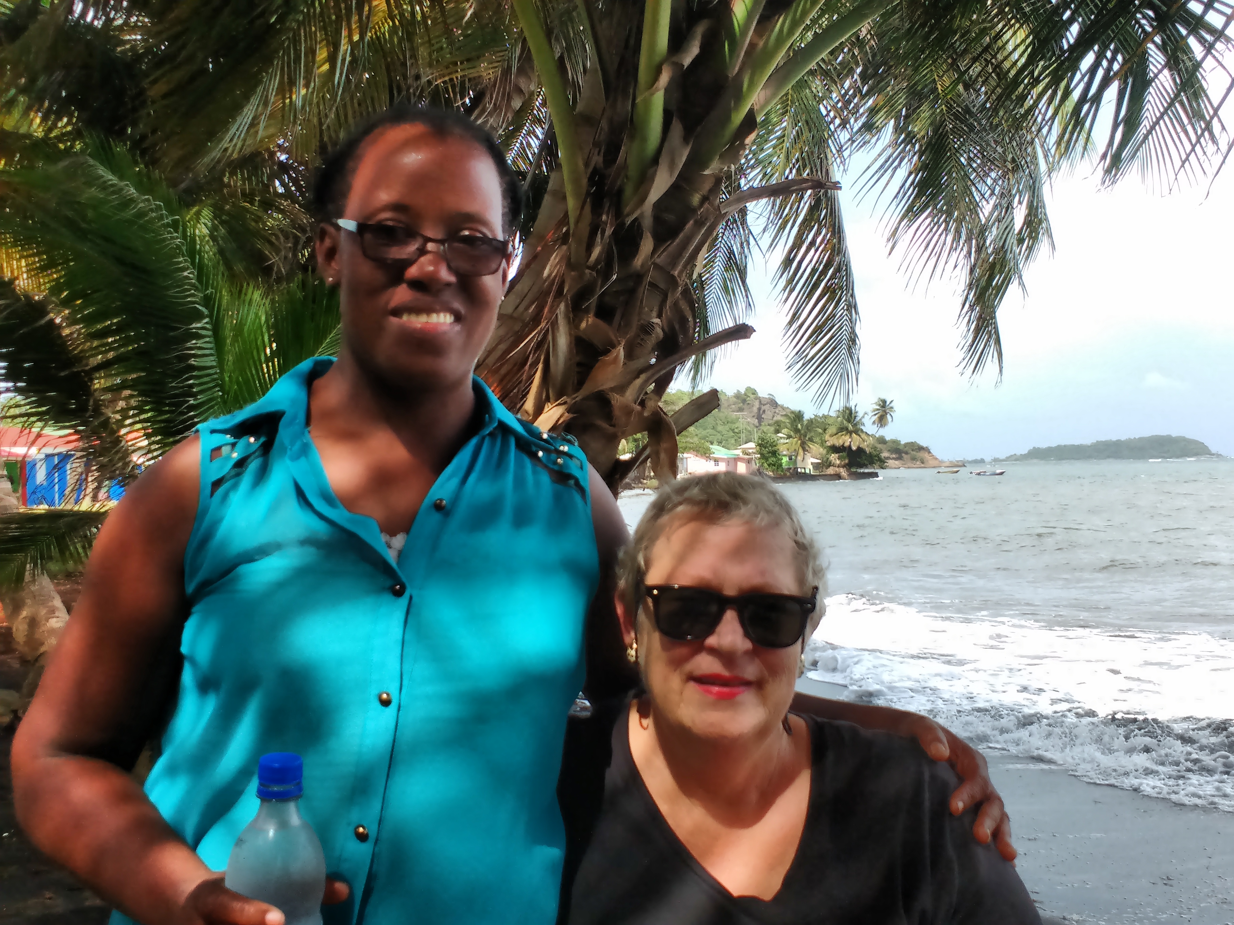 Ullabritt Horn in Grenada, mit ihrer dortigen Supporterin Nelgene Thomas.